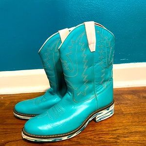 Teal Cimarron Round Toe Boots!